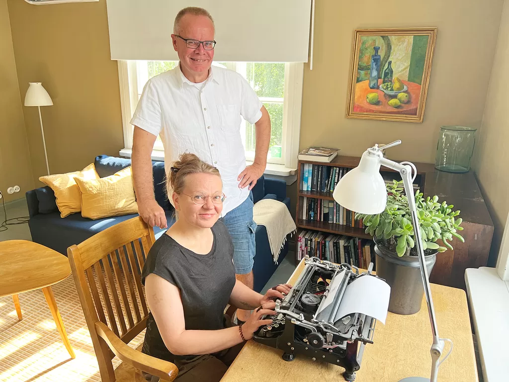 Salonki-nimisessä huoneessa on toimiva kirjoituskone, joka printtaa tekstin samalla kun tekstiä syntyy. 
Kuvassa Pasi Vainio ja Kati Pihkanen.