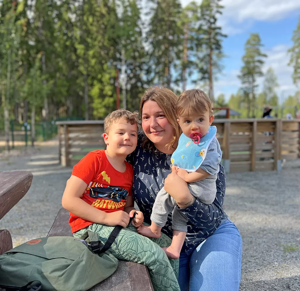 Diana Mikalauskan poika Noa viihtyy päiväkoti Metsäpolussa. Kymmenen kuukauden ikäinen Saara on vielä kotihoidossa.