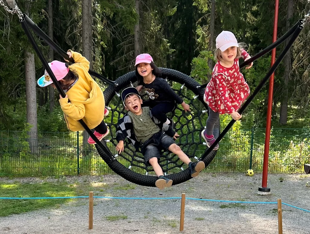 Vietnamista muuttaneet hoitajat ovat eläneet ruovesiläistä arkeaan nyt reilun vuoden verran. Aikuiset opiskelevat uutta ammattia ja kieltä, ja lapset ovat päivähoidossa ja koulussa. Hämähäkkikeinulla vauhtia ottavat päiväkodin lapset Nguyen Ai Vy Tran (vas.), hänen kaksoisveljensä Huu Xuan Truong Tran sekä Lam Bui ja Oona Kosonen.