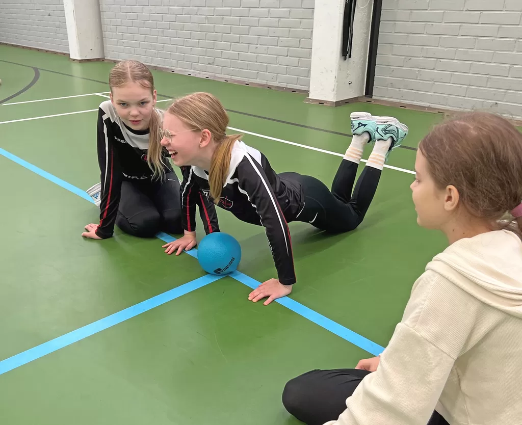 Jonna Ristakoski (vas.) laskee Jenni Hietaniemen oikeaoppiset etunojapunnerrukset. Tuulia Myllymäki on pian vuorossa. 
