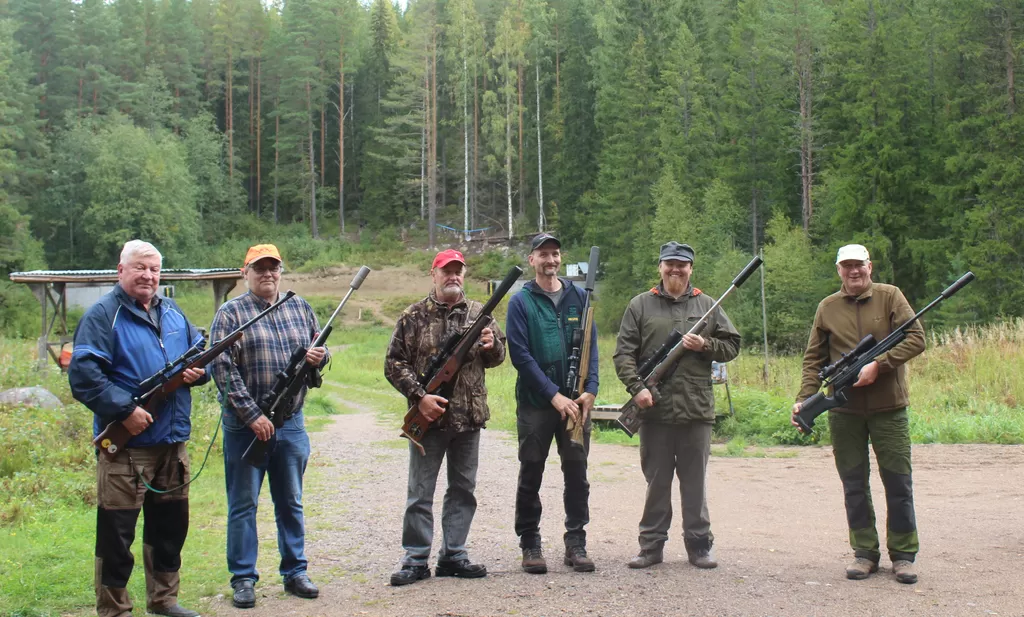 Kilpailu on tauonnut ja palkinnot jaettu: Juhani Sillanpää (vas.), Timo Salonen, Pekka Aalto, Juha Tolppanen, Mika Mäkinen ja Pertti Häyrynen.
