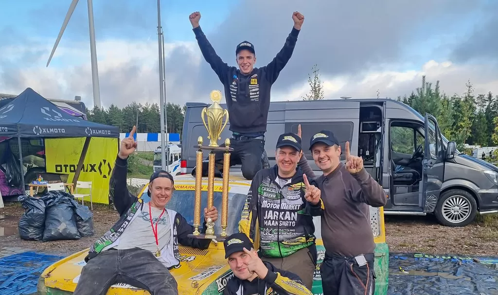 SM-voitto irtosi tasaisella taistelulla. Keskellä Antti Harju ja Joni-Pekka Rajala, ympärillä nuorisoketju.