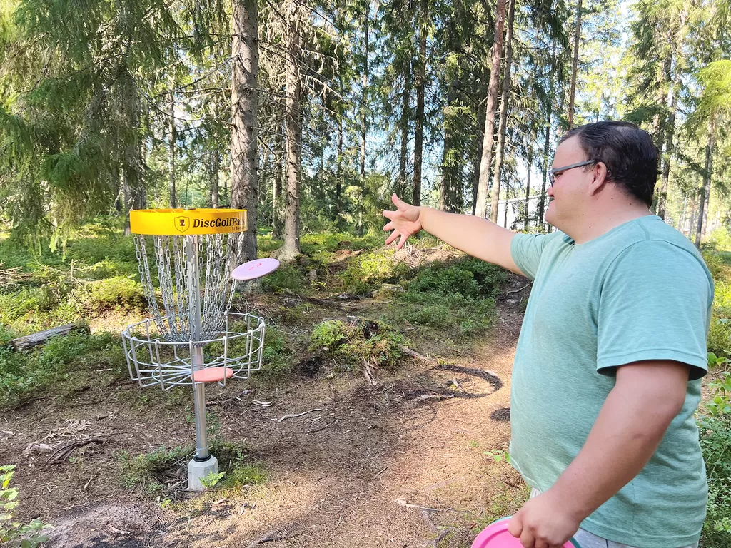 Markus Luukko kuuluu frisbeegolfradan ahkerimpiin kiertäjiin.