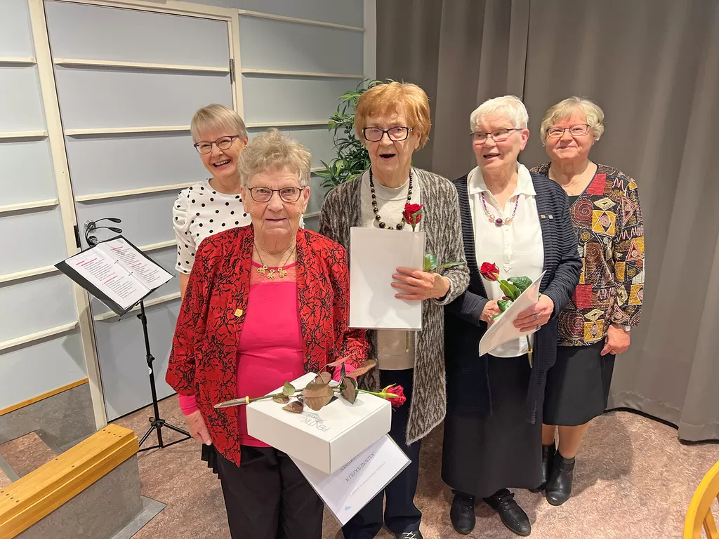 Kuvassa (vas.) Pia Järnstedt, ansiomerkkien saajat Salme Lehtonen, Sirkka Hovila ja Eeva Pohjonen sekä Ruoveden yhdistyksen puheenjohtaja Paula Almqvist.