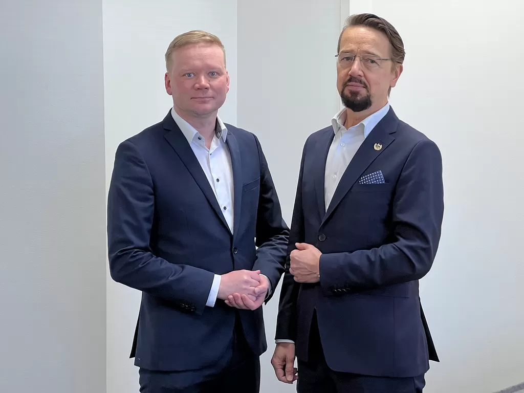 Kari Mäkelä ja Pertti Pyykkö ovat tyytyväisiä uudistettuihin tiloihin Orivedellä. Keuruun konttorin remontti on sekin juuri valmistunut.